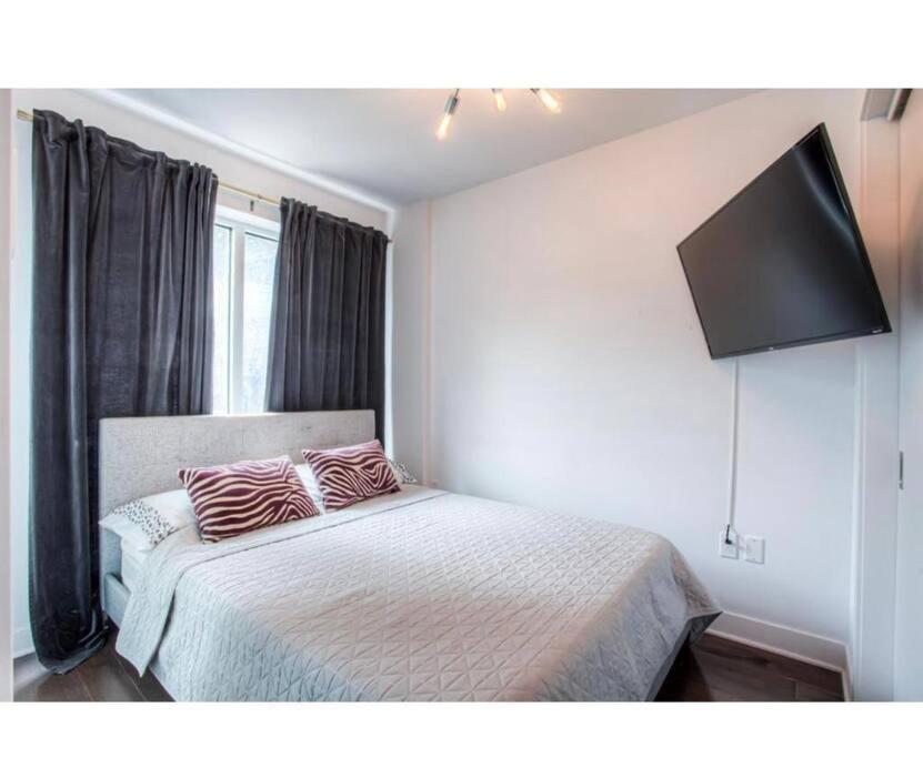 2 Bedroom Condo In The Heart Of The City Montreal Bagian luar foto