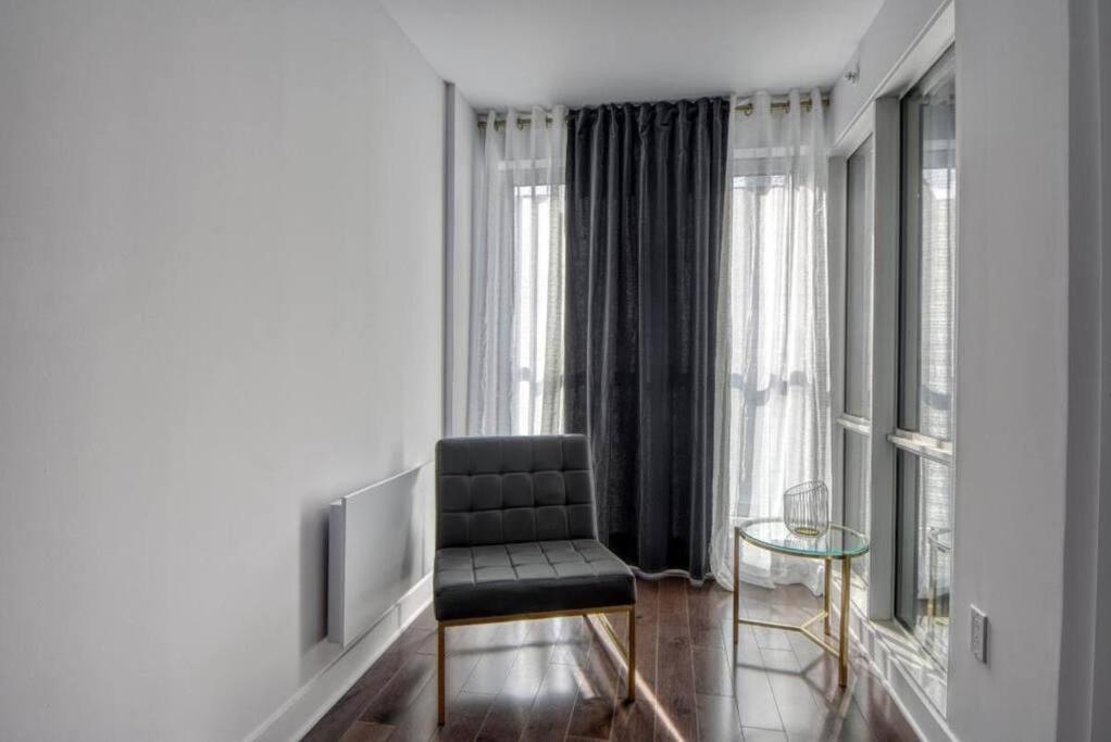 2 Bedroom Condo In The Heart Of The City Montreal Bagian luar foto