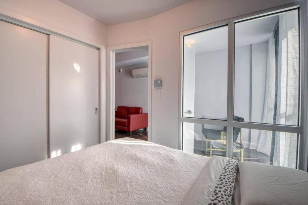 2 Bedroom Condo In The Heart Of The City Montreal Bagian luar foto
